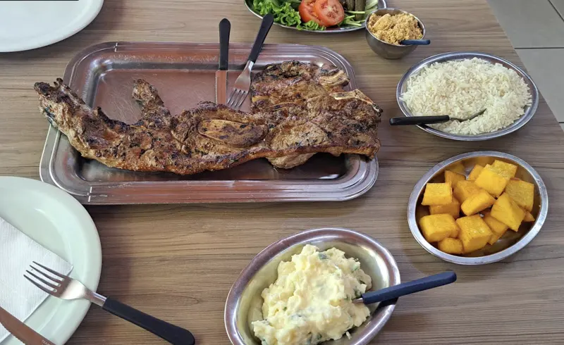 Costela na travessa com arroz, polenta frita, maionese e farofa no Costelão Curitibano
